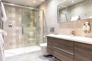 高级双人房 | 办公桌、笔记本电脑工作区、遮光窗帘、熨��斗/熨衣板