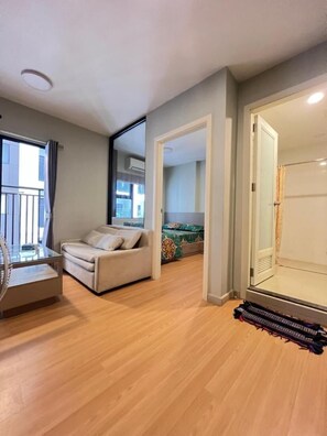 อพาร์ทเมนท์, 1 ห้องนอน, พร้อมสิ่งอำนวยความสะดวกสำหรับผู้พิการ, สูบบุหรี่ได้ | ห้องนั่งเล่น