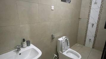 Villa, 2 camere da letto, piscina privata | Bagno | Doccia, set di cortesia gratuito, asciugamani, sapone