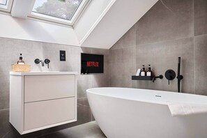 Shower, hair dryer, towels, soap - Luxury Home with Hot Tub + Games Room + Fire Pit (High Kelling)