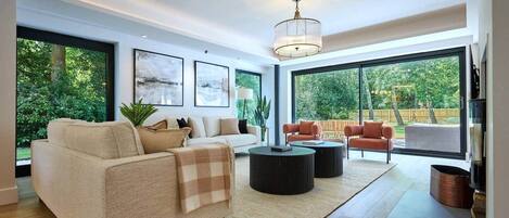 Tv, eldstad och en stereo