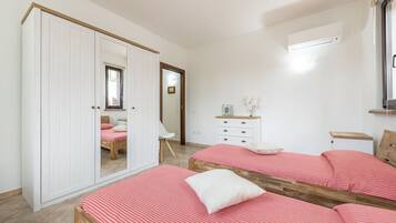 3 slaapkamers, reisbedje