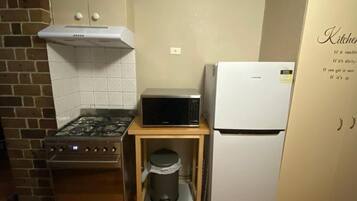 House, 2 Bedrooms, Smoking, Balcony | Private kitchen