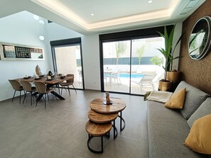 TV - Spacious Vacation Home "Luxurious" with Heated Pool (Los Montesinos)