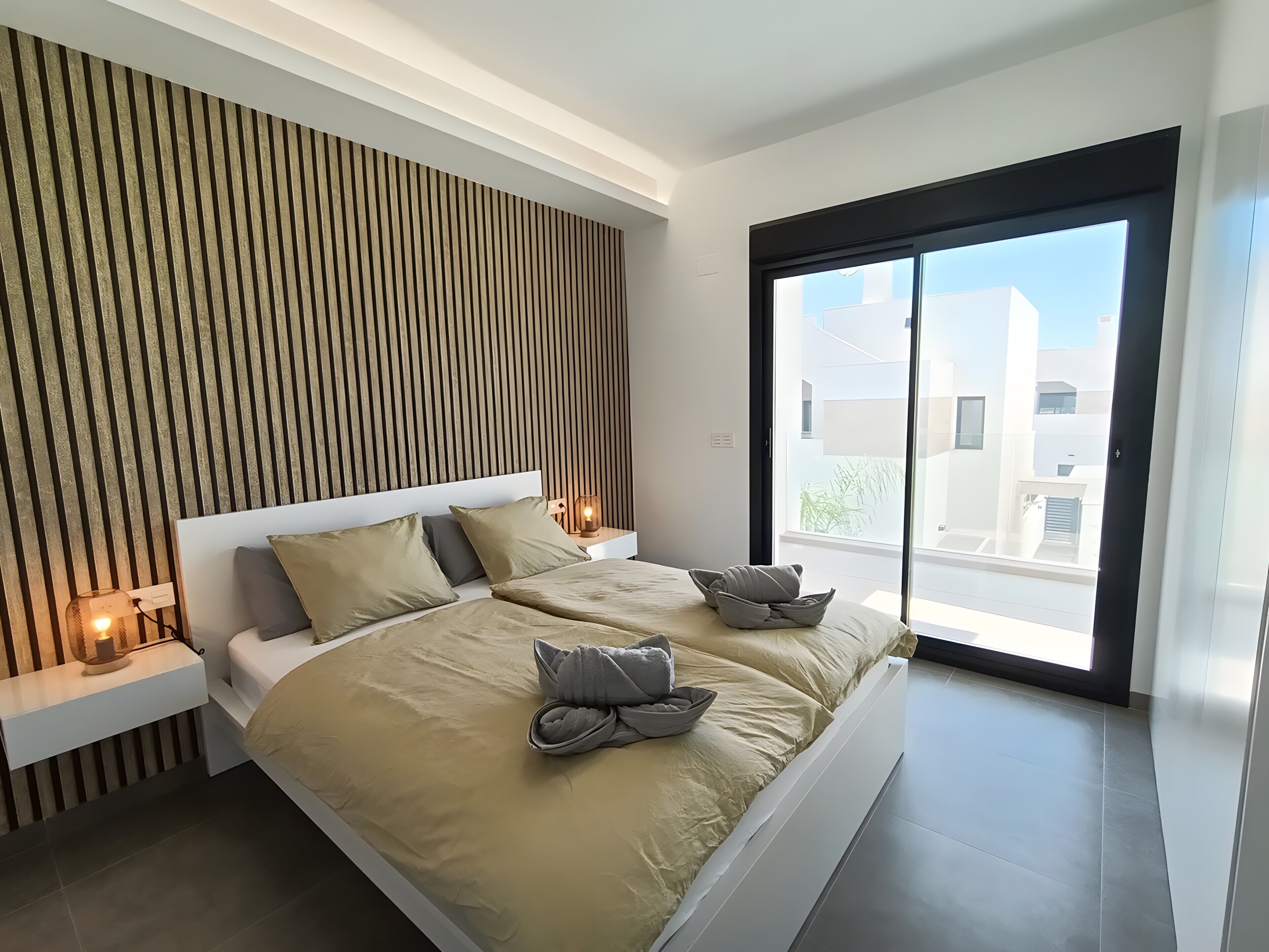 3 slaapkamers, een strijkplank/strijkijzer, wifi, beddengoed