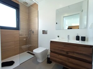 Douche, sèche-cheveux, serviettes fournies