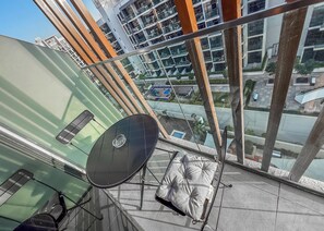 Outdoor dining - Free housekeeping visits during your stay - Stayshort - Spacious 1BR for a Peaceful Stay (Meydan)