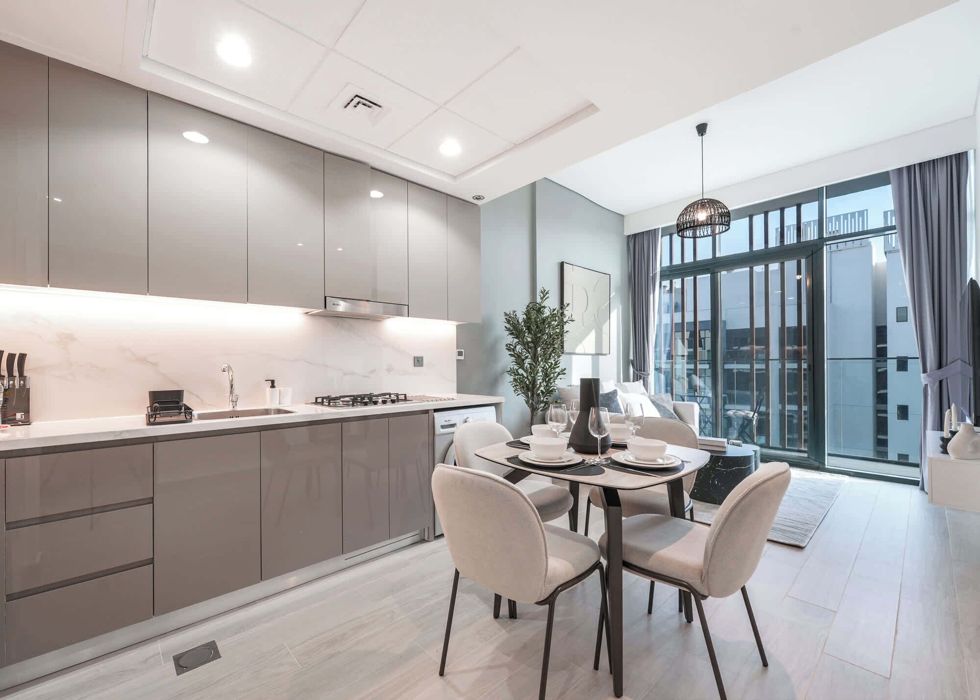 Frigorífic, microones, forn i placa de cuina 