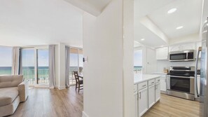 Fridge, microwave, stovetop, dishwasher - Ocean's Edge L308-Luxe Corner Condo-Sleeps 10 (Panama City Beach)