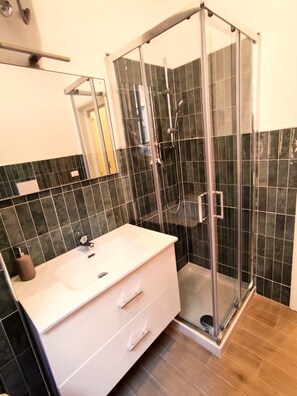 Sèche-cheveux, serviettes fournies, savon, papier toilette