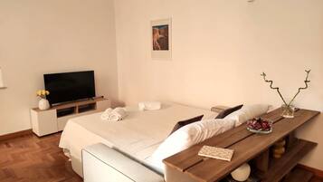 1 bedroom, iron/ironing board, internet, bed sheets