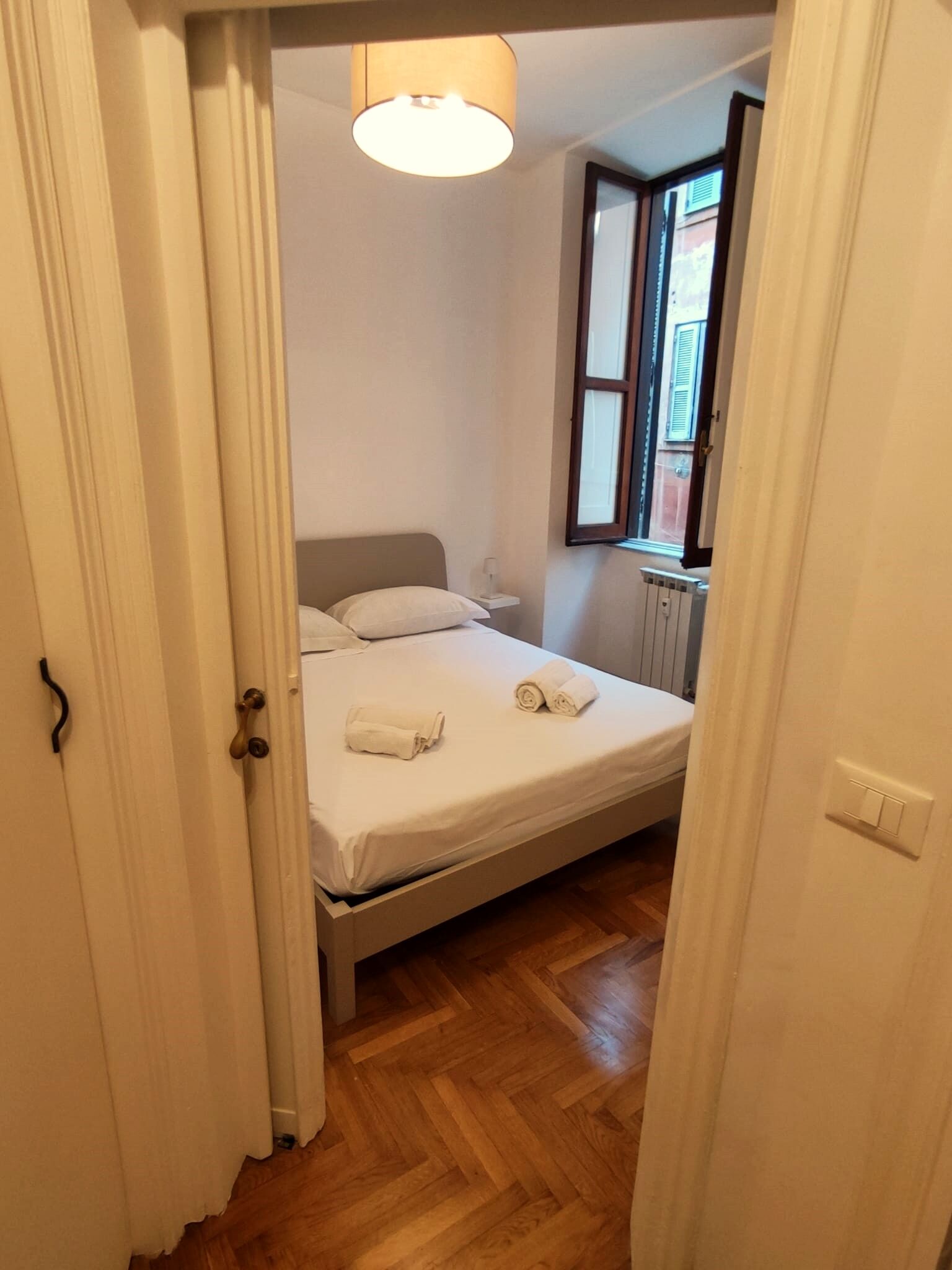 1 habitación, tabla de planchar con plancha, wifi gratis y ropa de cama 