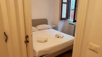 1 habitación, tabla de planchar con plancha, wifi gratis y ropa de cama