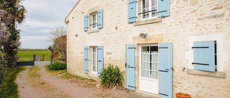 المنشأة من الخارج