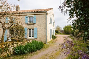 Exterior - Gîte du Maroye with Pool (Montreuil)