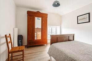 4 habitaciones, tabla de planchar con plancha y wifi 