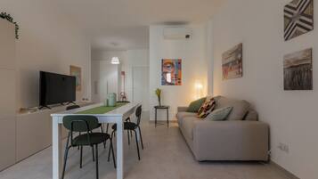 Departamento básico, balcón | Comedor