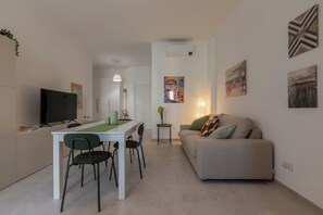 Apartemen Basic, balkon | Ruang makan