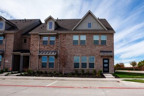Exterior - PL088 – World Cup Stay - 30min to Toyota Base - Sleeps 6 - Free Parking (Plano)