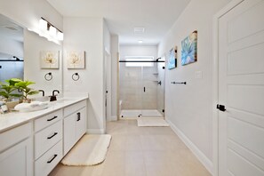 Hair dryer, towels, soap, toilet paper - PL088 – World Cup Stay - 30min to Toyota Base - Sleeps 6 - Free Parking (Plano)