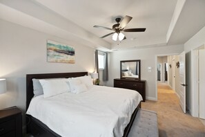 4 bedrooms, desk, iron/ironing board, free WiFi - PL088 – World Cup Stay - 30min to Toyota Base - Sleeps 6 - Free Parking (Plano)