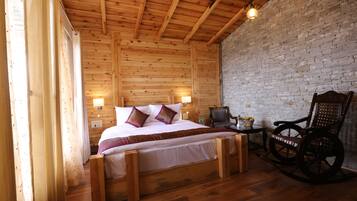 Työpöytä, kannettavalle tietokoneelle sopiva työtila, ilmainen Wi-Fi