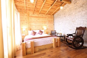 Suite, balcó, vistes a la muntanya | Escriptori, espai de treball apte per a portàtils i wifi gratuïta 