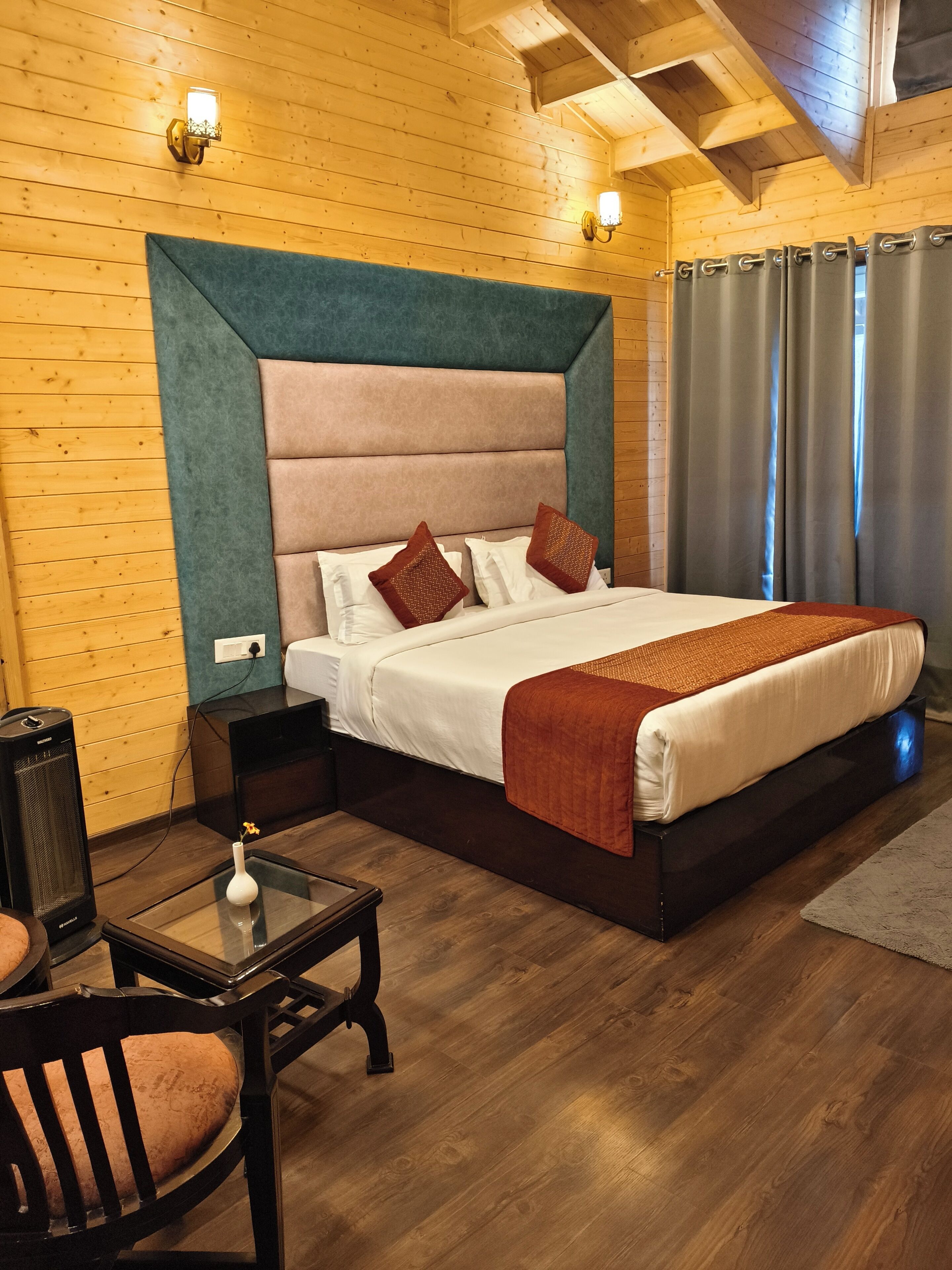 Desk, laptop workspace, free WiFi