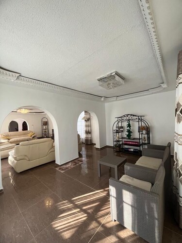 4-bedroom Retreat With Lush Gardens Pool- 2346