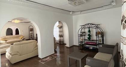 4-bedroom Retreat With Lush Gardens Pool- 2346