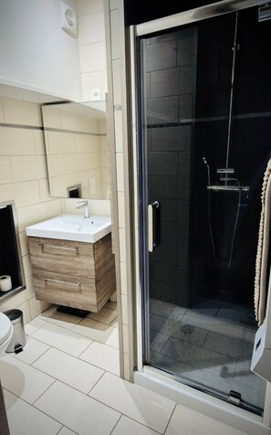 Shower, hair dryer, towels, soap - Studio located in the heart of Metz city center Ideal for a city break (Metz)