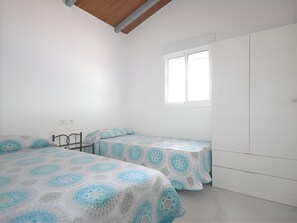Deluxe chalet, terras, uitzicht op zwembad | Uitzicht vanuit de kamer