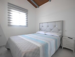 Deluxe chalet, terras, uitzicht op zwembad | Een strijkplank/strijkijzer, gratis wifi, beddengoed