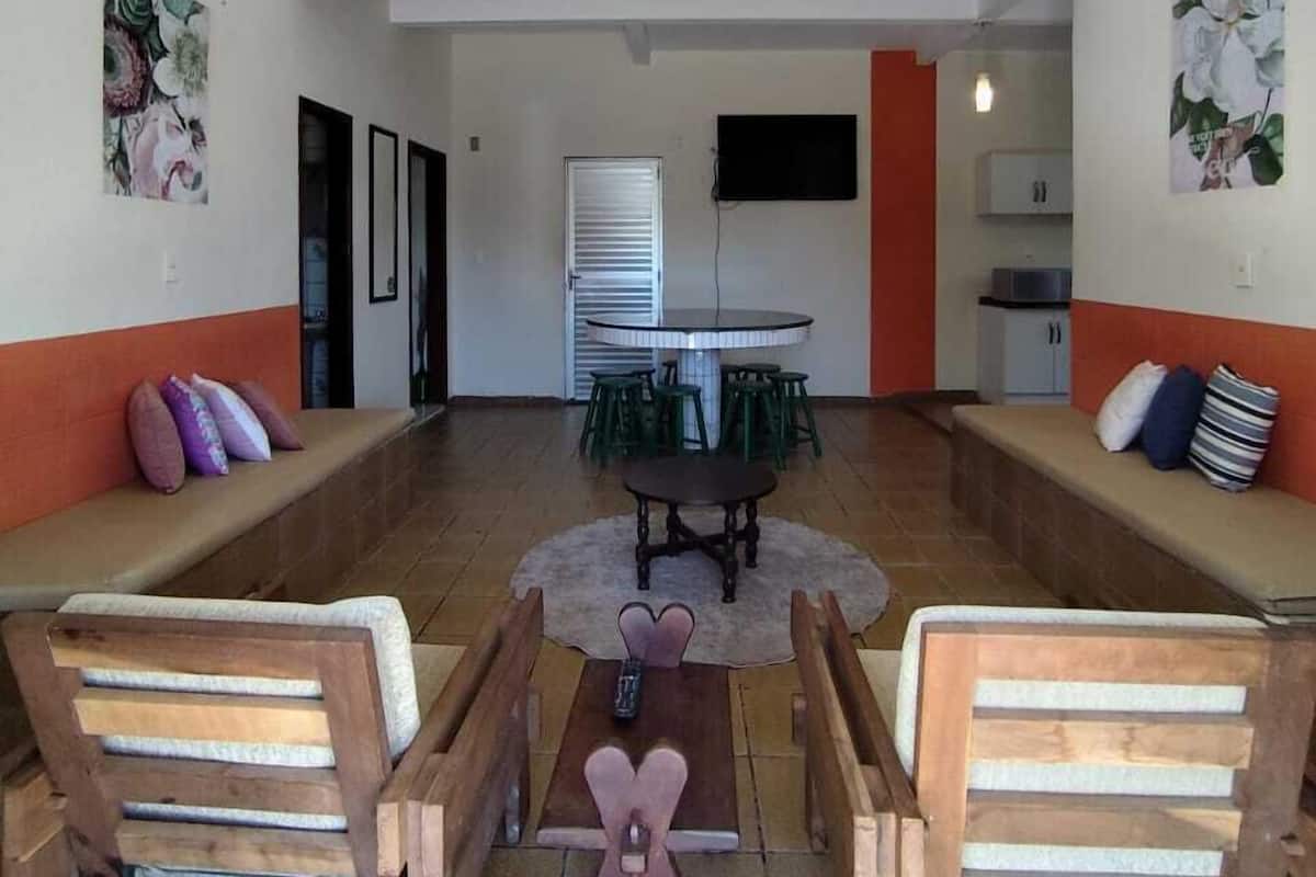 Casa familiar, 4 habitaciones, se aceptan mascotas, junto a la alberca | Área de sala de estar