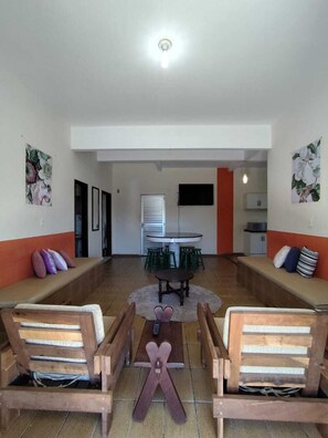 Casa familiar, 4 habitaciones, se aceptan mascotas, junto a la alberca | Área de sala de estar