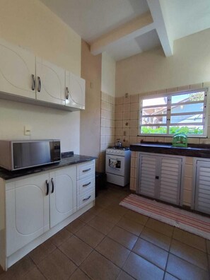 Casa familiar, 4 habitaciones, se aceptan mascotas, junto a la alberca | Cocina privada | Microondas y utensilios de cocina 