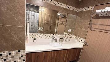 Apartment, 1 Bedroom, Accessible, Balcony | Bathroom