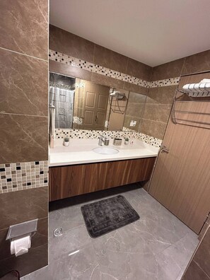 Apartment, 1 Bedroom, Accessible, Balcony | Bathroom - Charming Kingston Apartment With City Views (Kingston)
