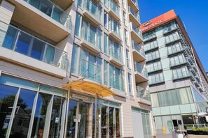 Exterior detail - O2 & ExCeL! Modern 1 Bed Flat + Sofa Bed • Ideal for Conferences & Families (London)