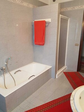 Shower, hair dryer, bidet, towels - Casa Lorelein your home in Solighetto with parking in front of the door (Pieve di soligo)