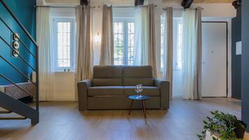 Basic Apartment | Living area | 35-cm TV with satellite channels