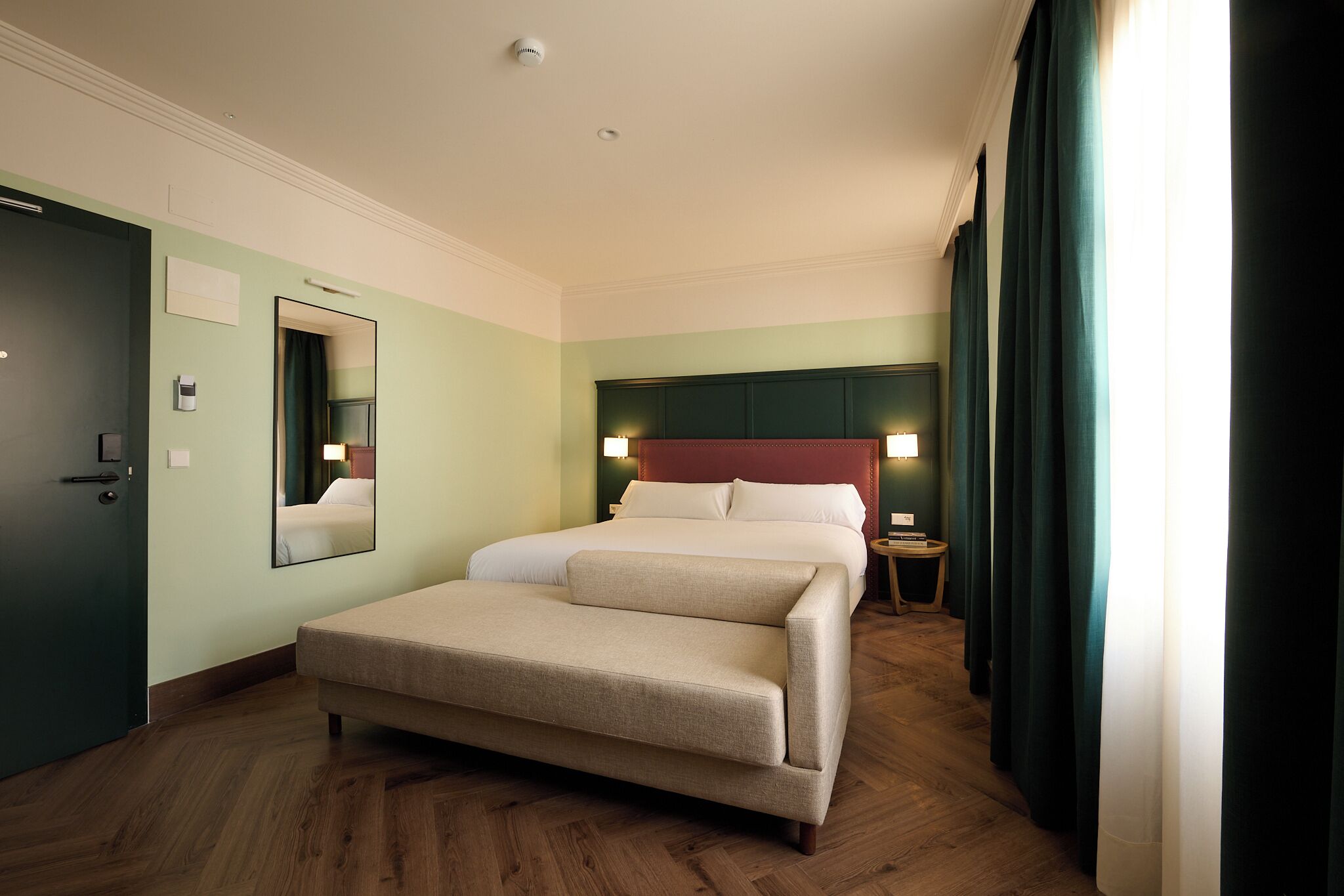 Urban Superior | Brankas, tirai kedap cahaya, setrika/meja setrika, dan Wi-Fi gratis