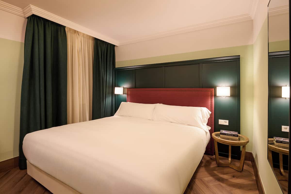 Cozy Essential | In-room safe, blackout curtains, iron/ironing board, free WiFi