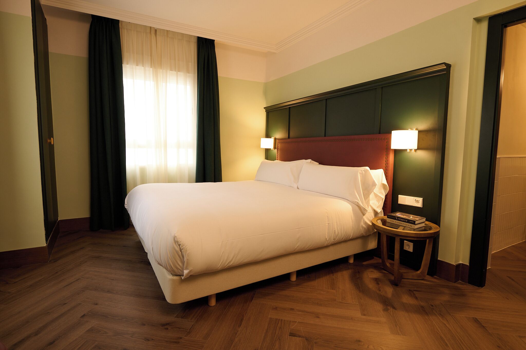 Urban Room | Brankas, tirai kedap cahaya, setrika/meja setrika, dan Wi-Fi gratis