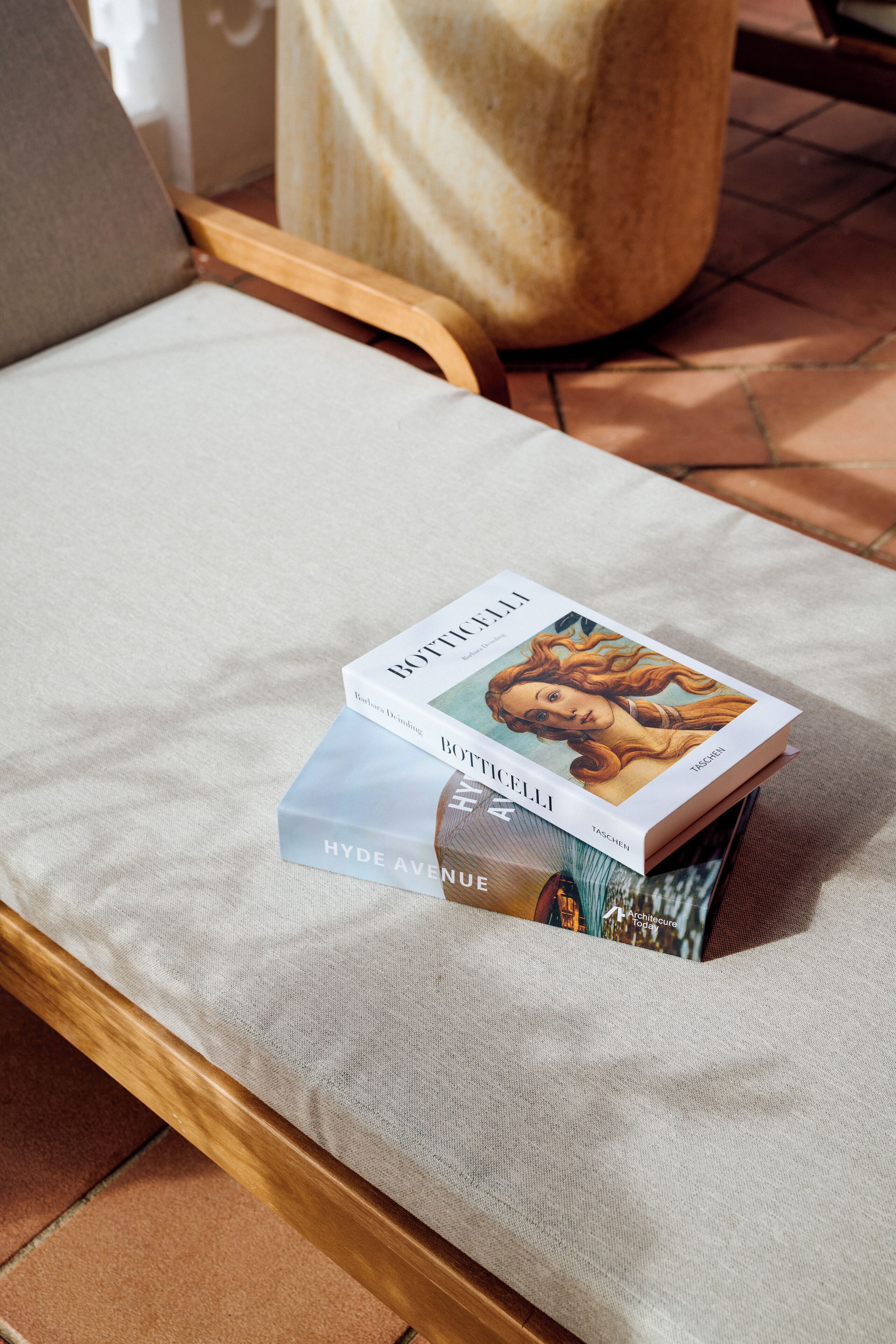 Ein Stuhl mit Kissen und einem Buch mit dem Titel 'Botticelli'.
