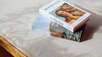Una silla con un cojín y un libro titulado