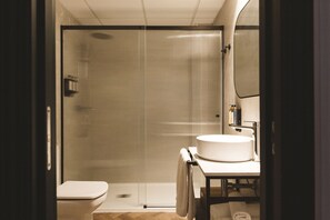 1-Bedroom Apartment (annex building) | Bathroom | Shower, hair dryer, towels, soap - Honest Hotel Granada (Granada)