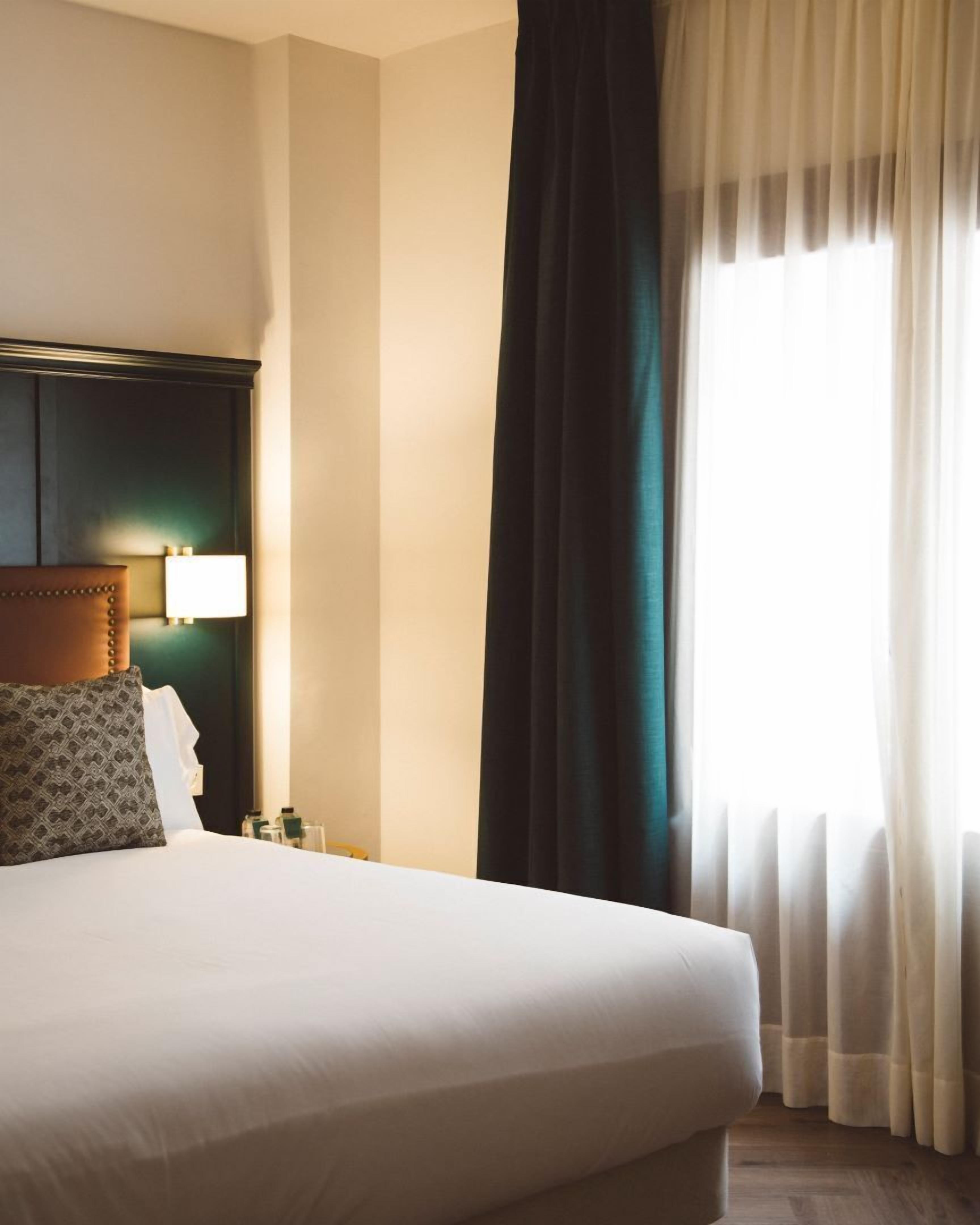 1-Bedroom Apartment (annex building) | Coffre-fort, rideaux d’obscurcissement, fer et planche à repasser