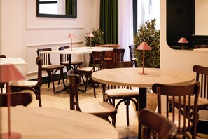 Bữa sáng buffet hàng ngày với phụ phí nhỏ 