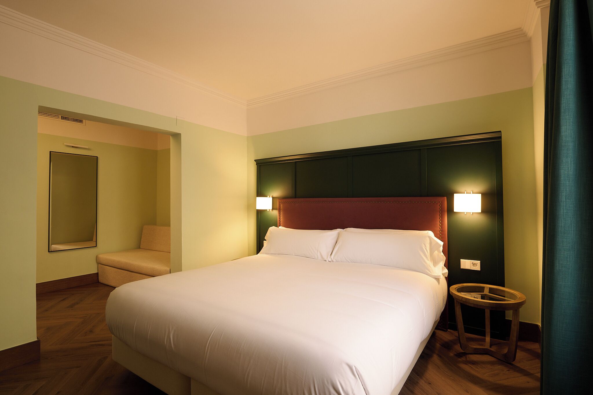 Deluxe | Brankas, tirai kedap cahaya, setrika/meja setrika, dan Wi-Fi gratis